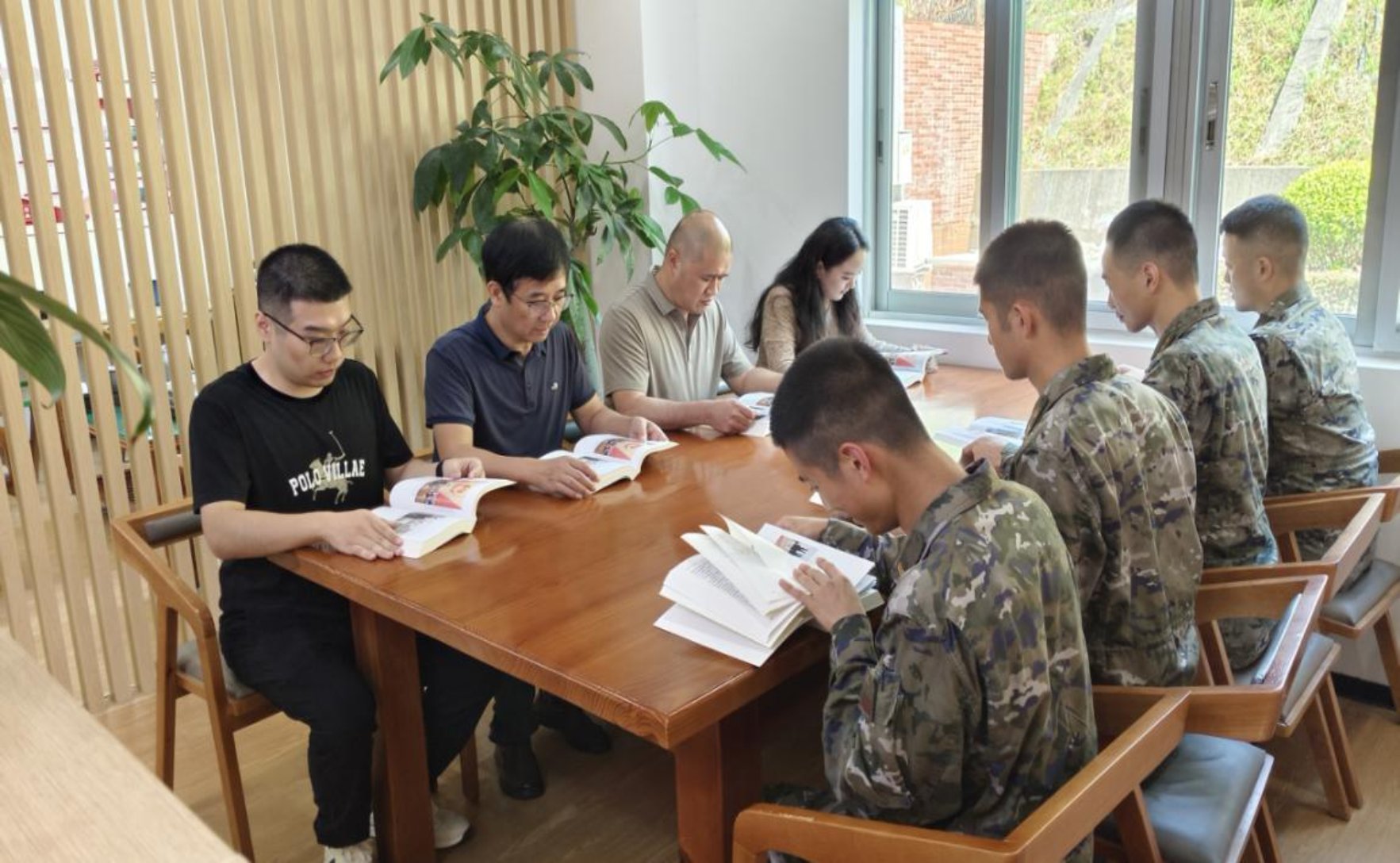 1760174170932067483.jpg 永春分公司与武警永春中队共学《习近平谈治国理政》第五卷1.jpg