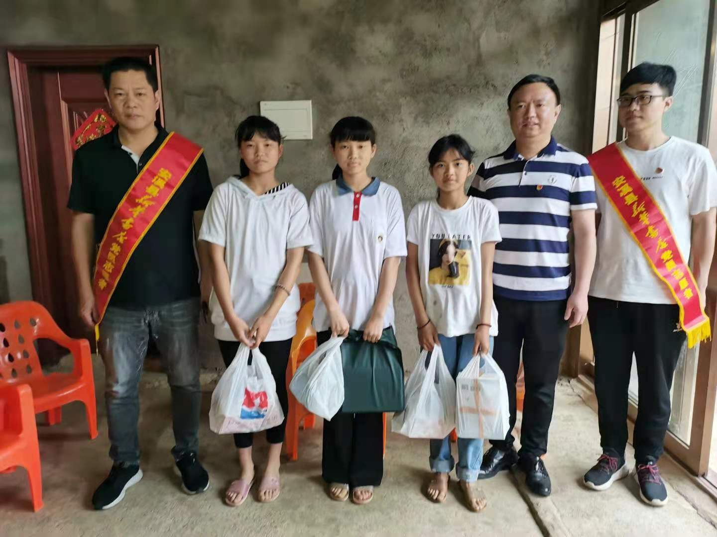 安溪分公司党支部前往大坪乡双美村看望贫困学生
