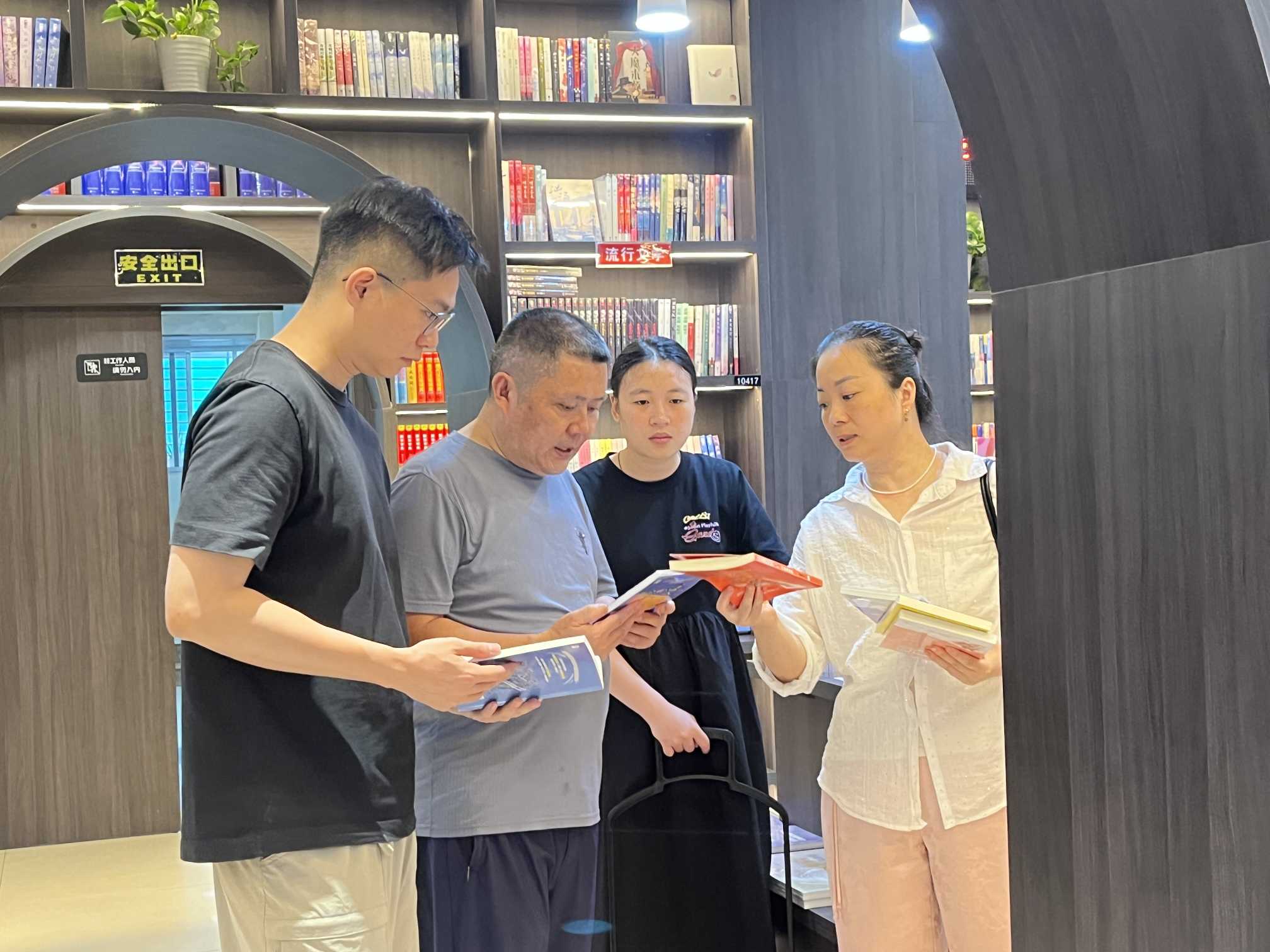 图片1（合作机制优化方面-图书馆人员来书店选书）.jpg