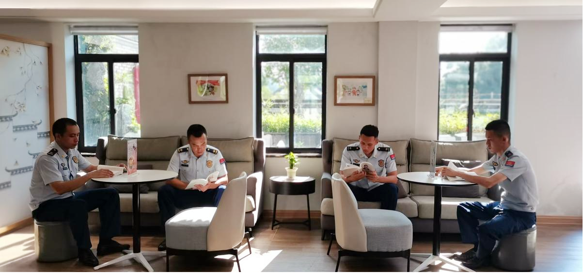 三坊七巷消防救援站消防员们正在阅读《习近平谈治国理政》第五卷.png
